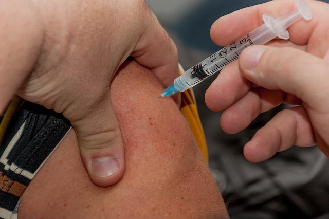 Covid-19: Reino Unido é 1º país a aprovar vacina para Ômicron