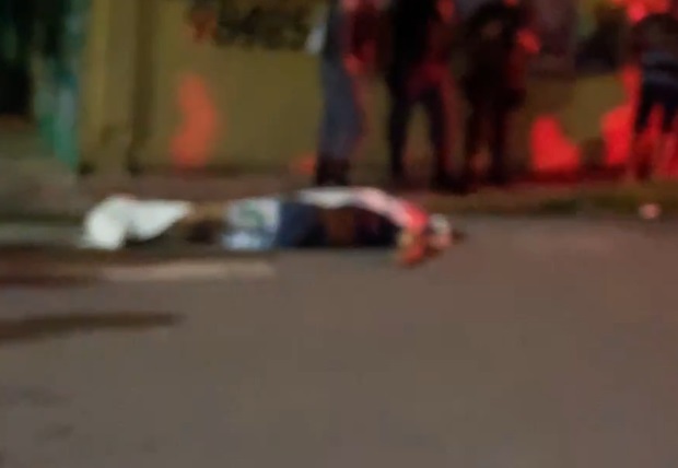 Jovem é morto a tiros em esquina da Compensa em Manaus