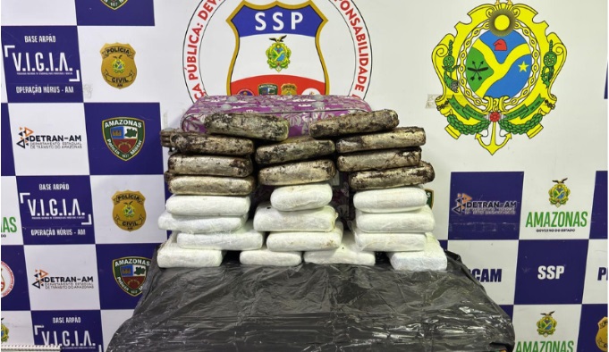 Traficantes são presas com mais de 27kg de drogas em barco no Amazonas