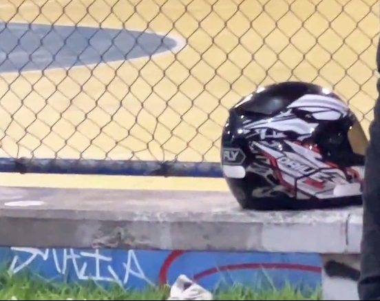 Criminosos esquecem capacete ao executarem homem a tiros em praça de Manaus