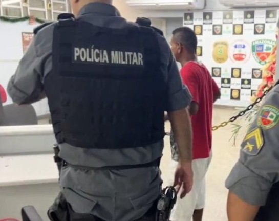 Homem tem ataque de fúria e é preso após jogar pedra em ônibus 'Amarelinho' em Manaus