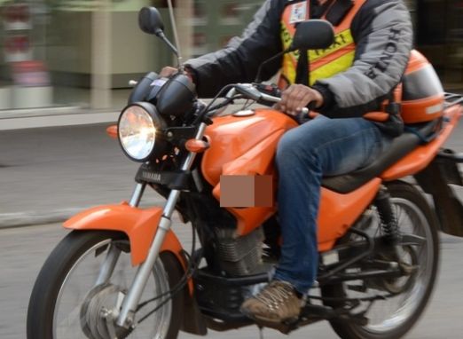 Homem flagra esposa e mototaxista saindo de motel em Manaus e tenta matar amante