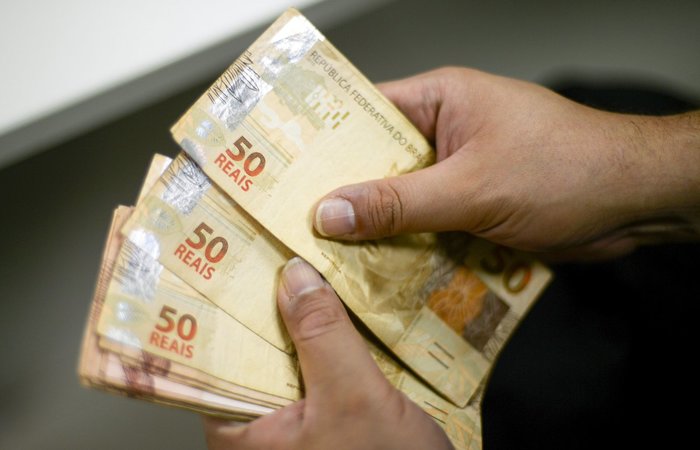 Salário mínimo pode aumentar R$ 55 e chegar a R$ 1.155,55 em 2022