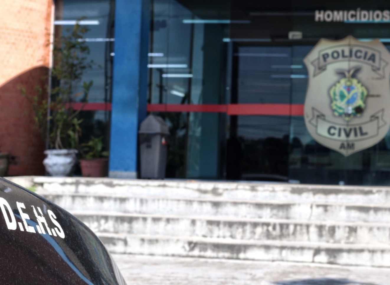 Homem é executado com seis tiros e namorada é baleada no Centro de Manaus
