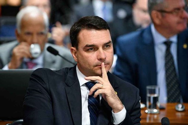 Defesa de Flávio pede que investigações de 'rachadinhas' sejam arquivadas