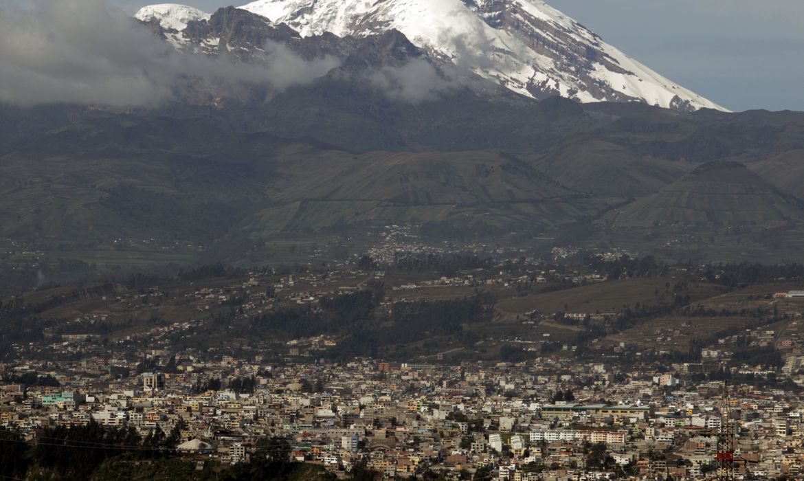 Cinzas de vulcão escurecem céu e cobrem cidades do Equador