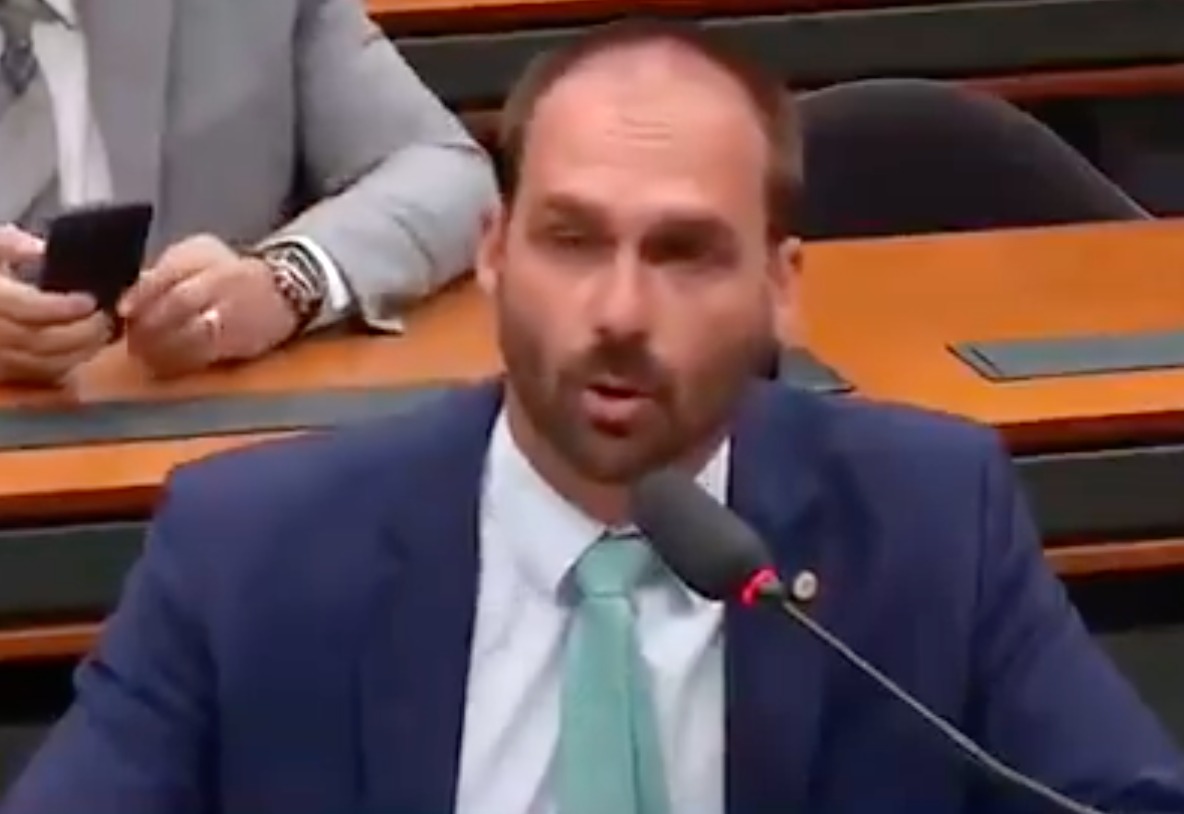 Eduardo Bolsonaro apoia destituição em El Salvador e PSOL pede investigação