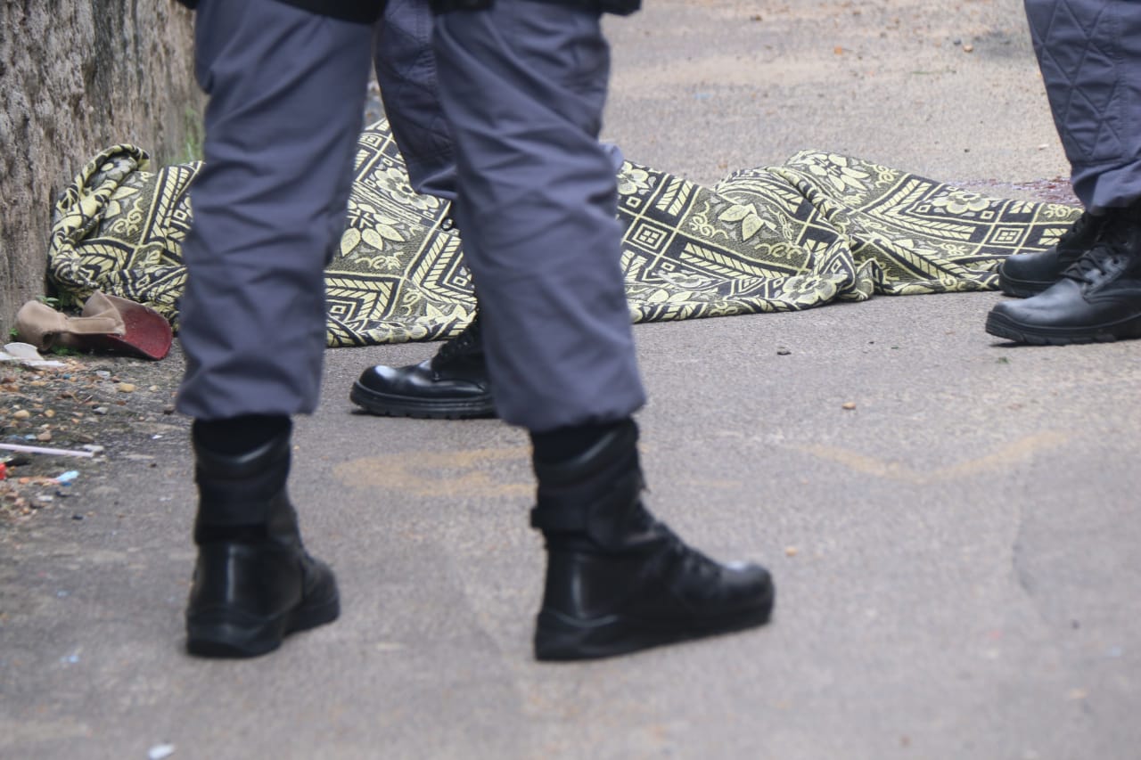 Jovem é perseguido por criminoso e morto a tiros em beco de Manaus