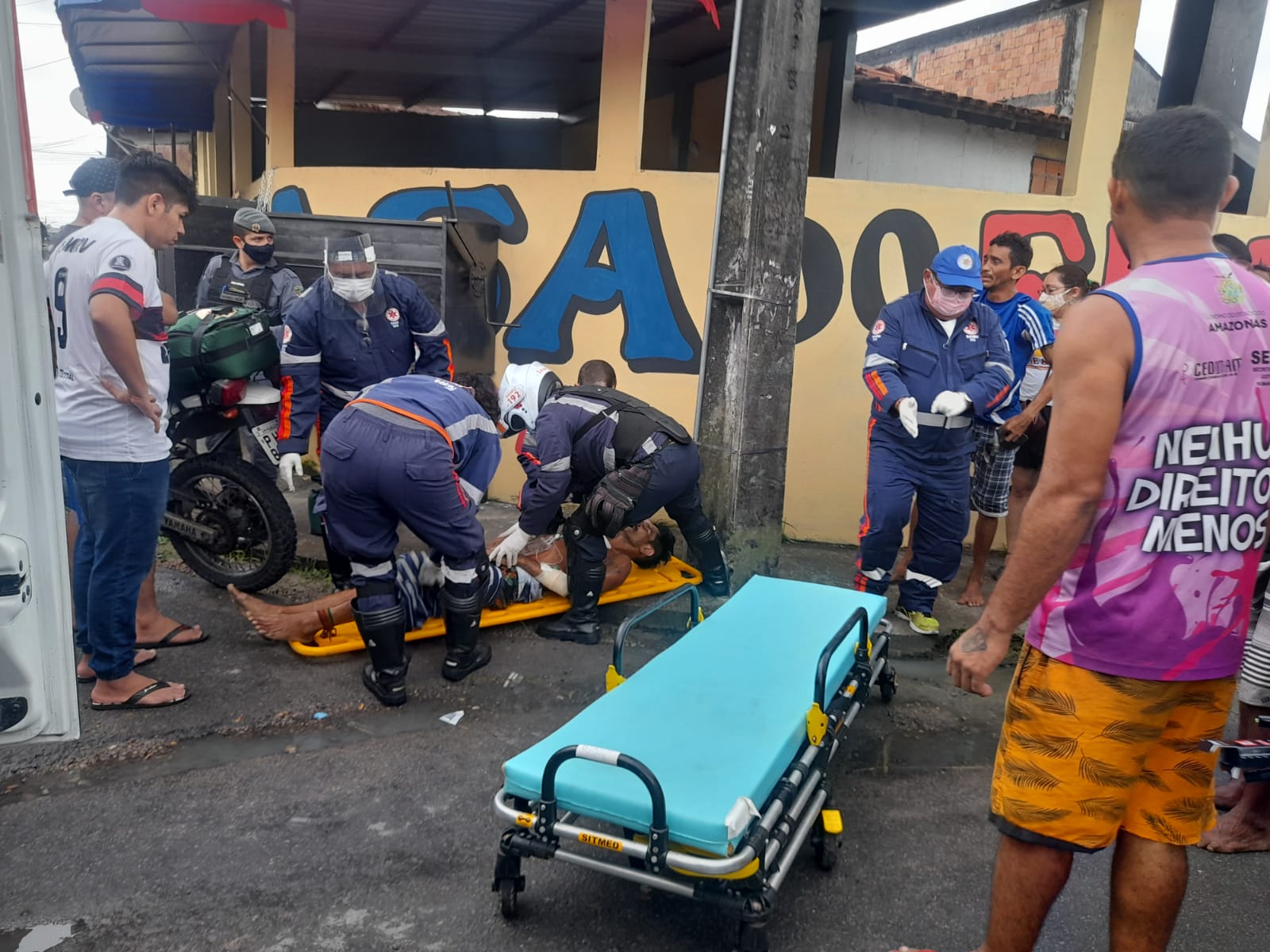 Homem é esfaqueado pela esposa após agredi-la em Manaus