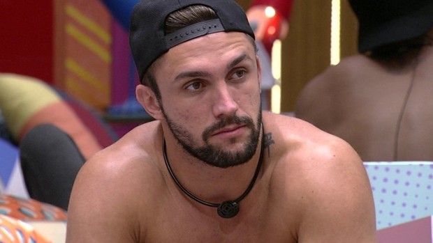 Arthur é o menos votado no paredão falso e ganha voto com peso 2 no BBB21
