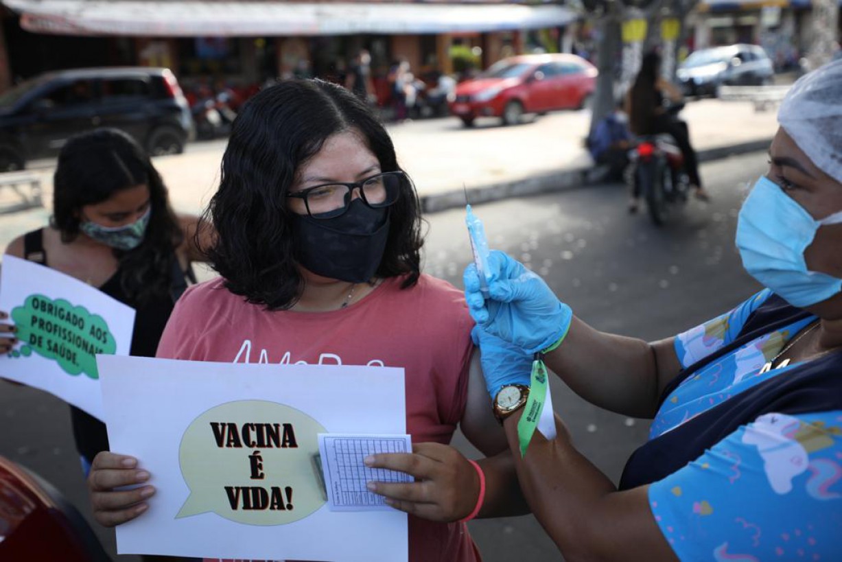 Adolescentes de comunidades ribeirinhas são vacinados contra a covid-19 no Amazonas