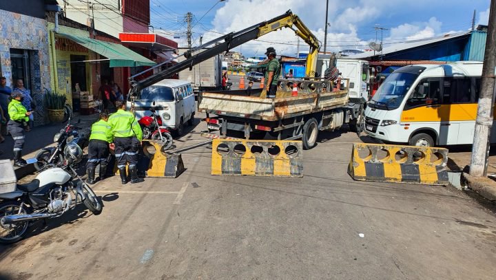 Rua no Centro de Manaus é interditada devido a cheia do rio Negro