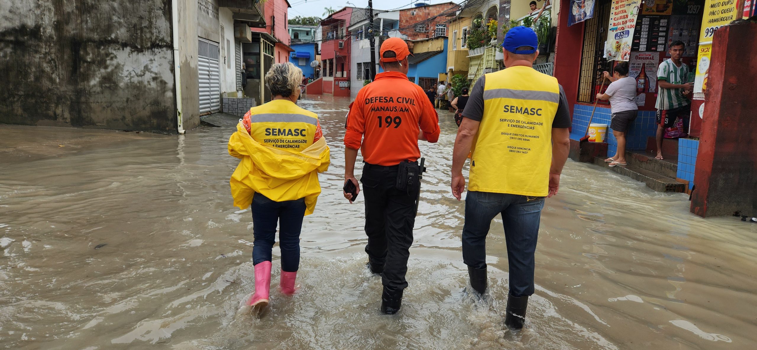 Bueiro rompe, árvore tomba, rua alaga; chuva causa estragos em Manaus nesta sexta-feira