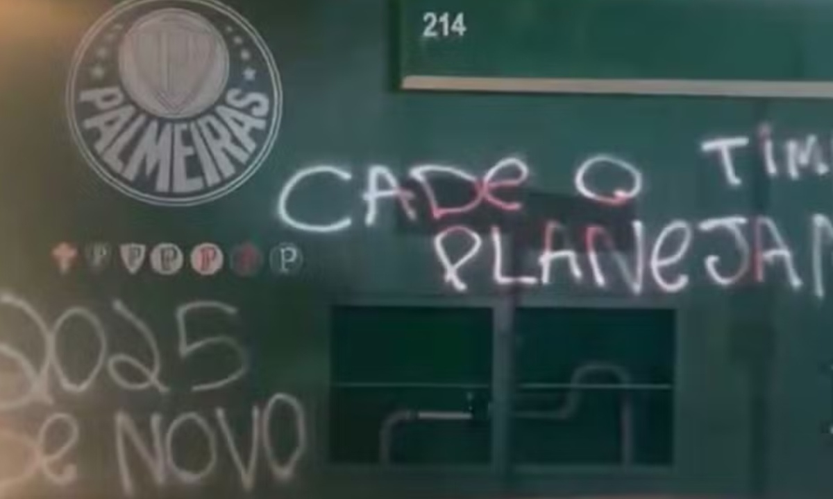 Torcida se revolta e picha sede do Palmeiras após goleada histórica: 'Acorda blogueirinha'