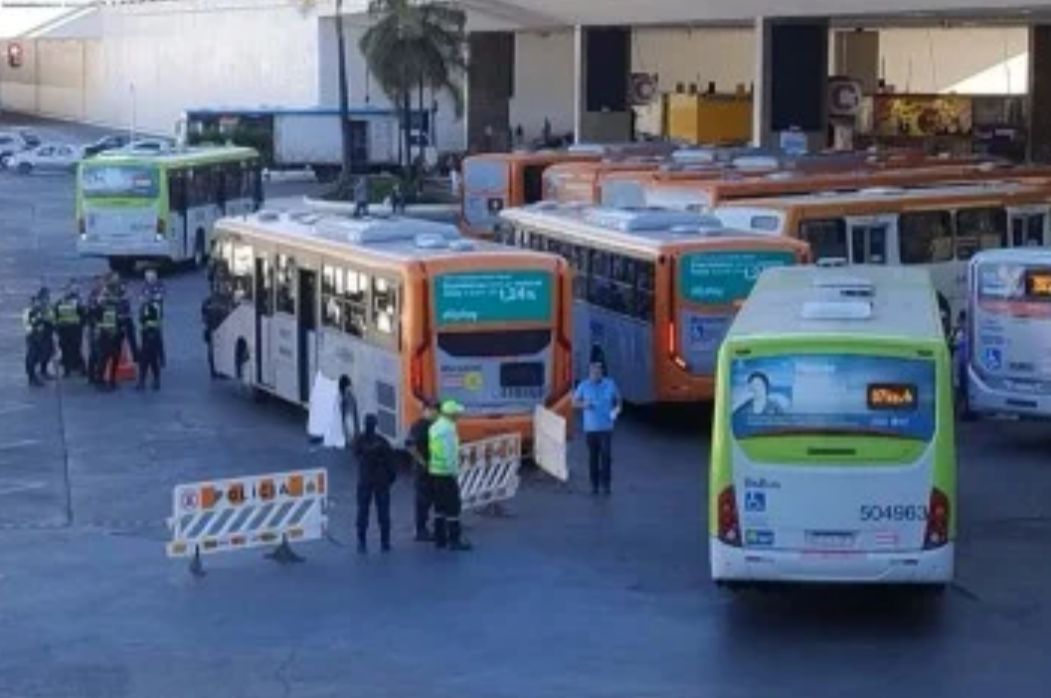 Mulher morre atropelada por ônibus em rodoviária