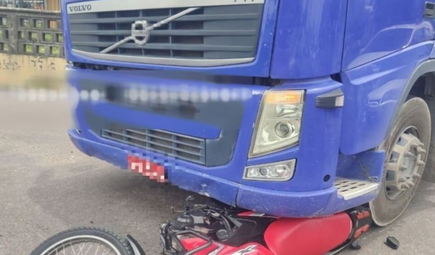 Motociclista fica ferido ao ser atropelado por caminhão em Manaus