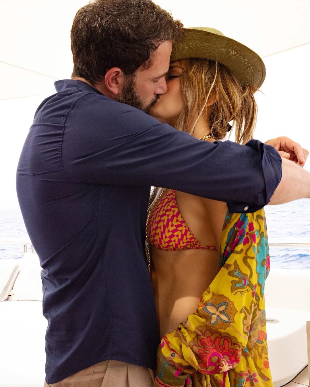 Jennifer Lopez comemora 52 anos aos beijos com Ben Affleck em iate