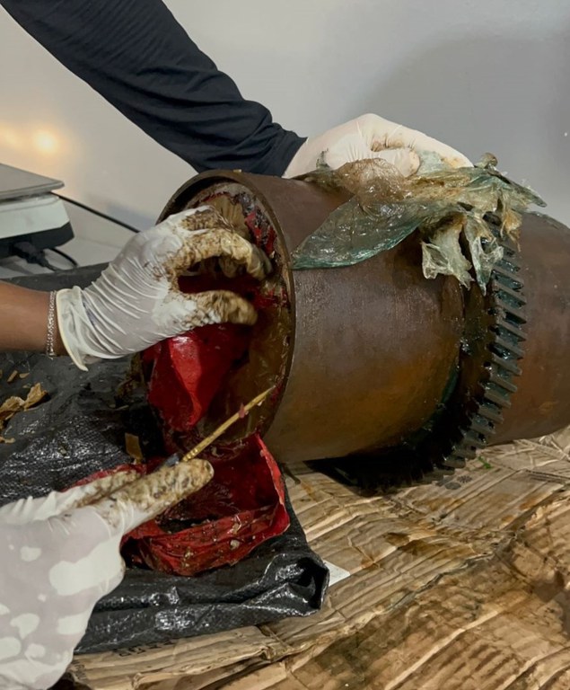 Homem é preso com drogas em peça de motor de trator em porto do Amazonas