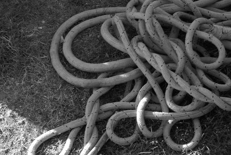 Dupla espanca idoso e ameaça queimar vítima viva durante assalto no Amazonas