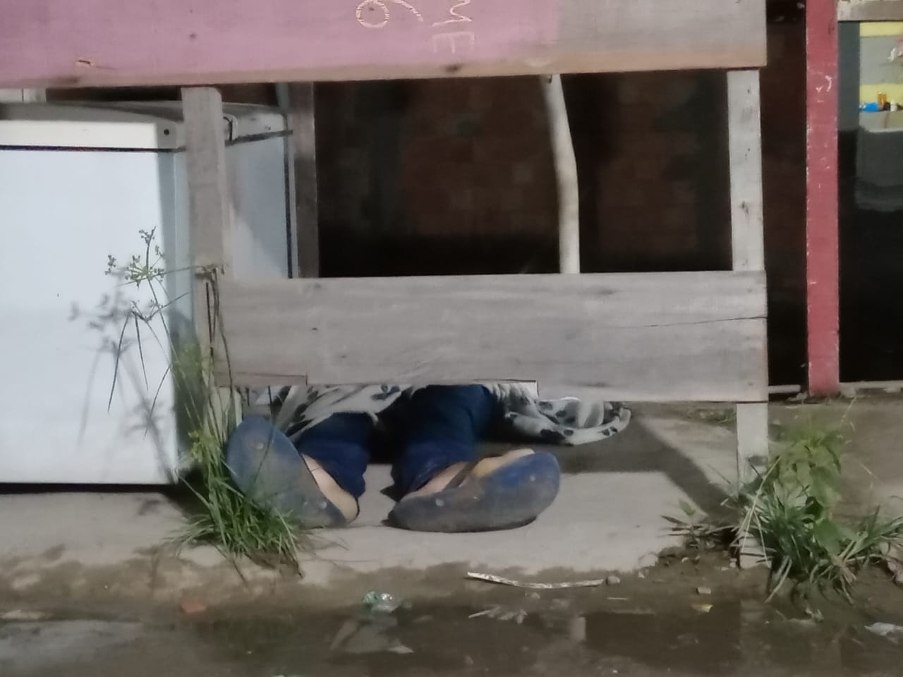 Homem leva tiro na cabeça após presenciar execução de jovem em Manaus