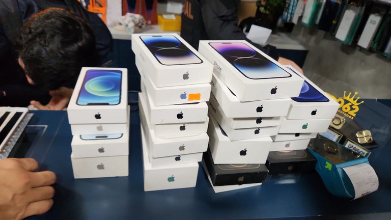 Carros de luxo, iPhones, dinheiro; veja o que foi apreendido na operação da PF em Manaus