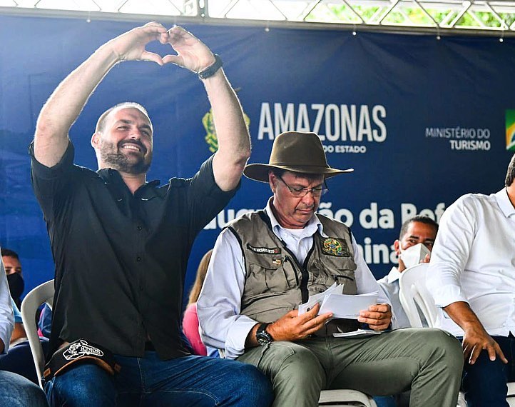 Em visita ao Amazonas, Carlos Bolsonaro e ministro do Turismo inauguram aeroporto