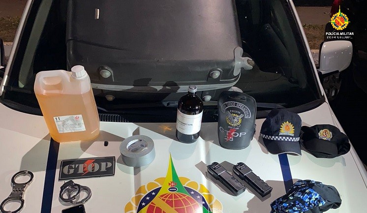 Máquinas de choque e objetos sexuais são encontrados na casa de suspeito de estupro