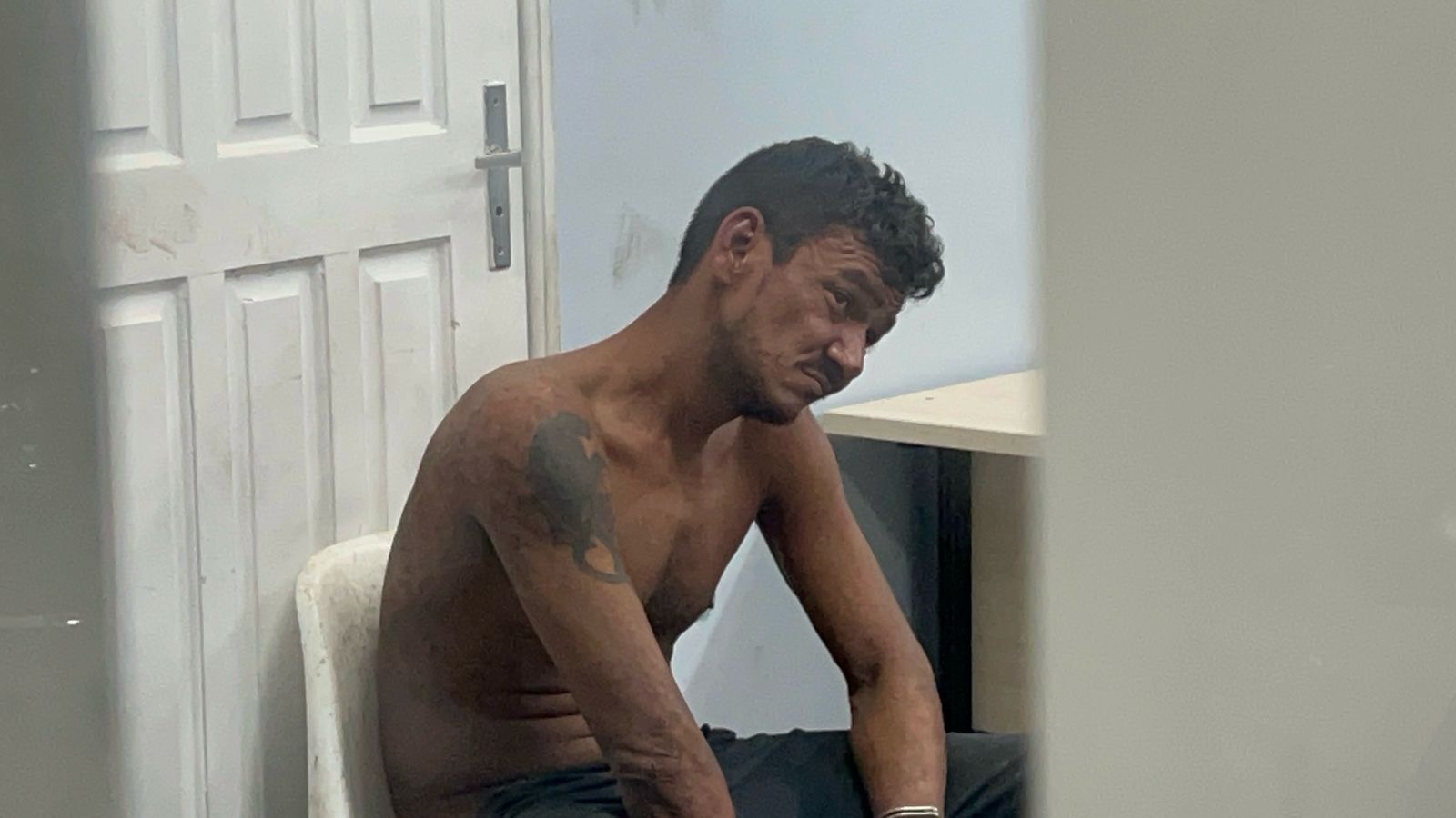 Homem surta e ataca viatura da polícia no Riacho Doce