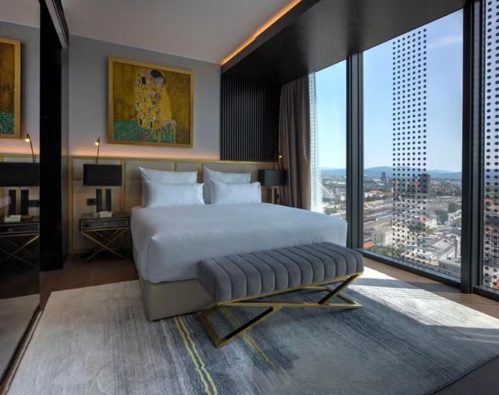 Cama em que Cristiano Ronaldo dormiu é leiloada por hotel que hospedou Portugal