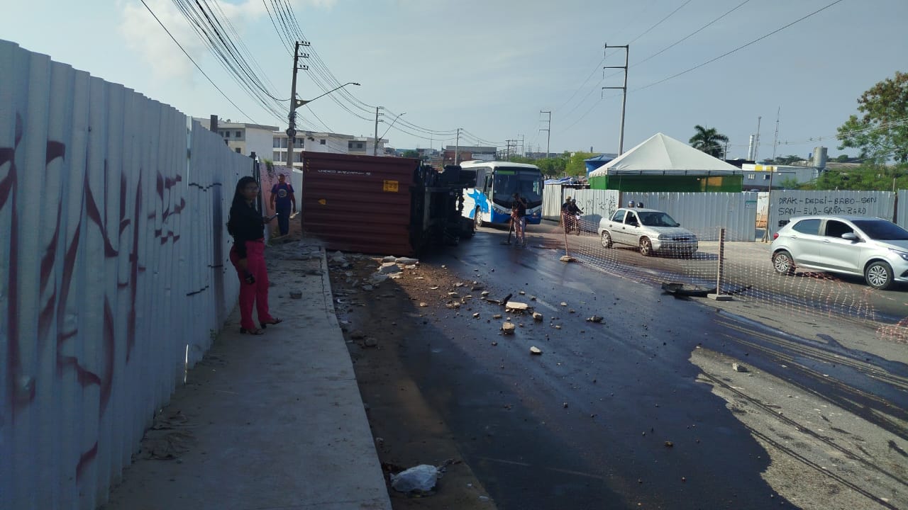 Carreta tomba na Av. Autaz Mirim e encharca pista de óleo