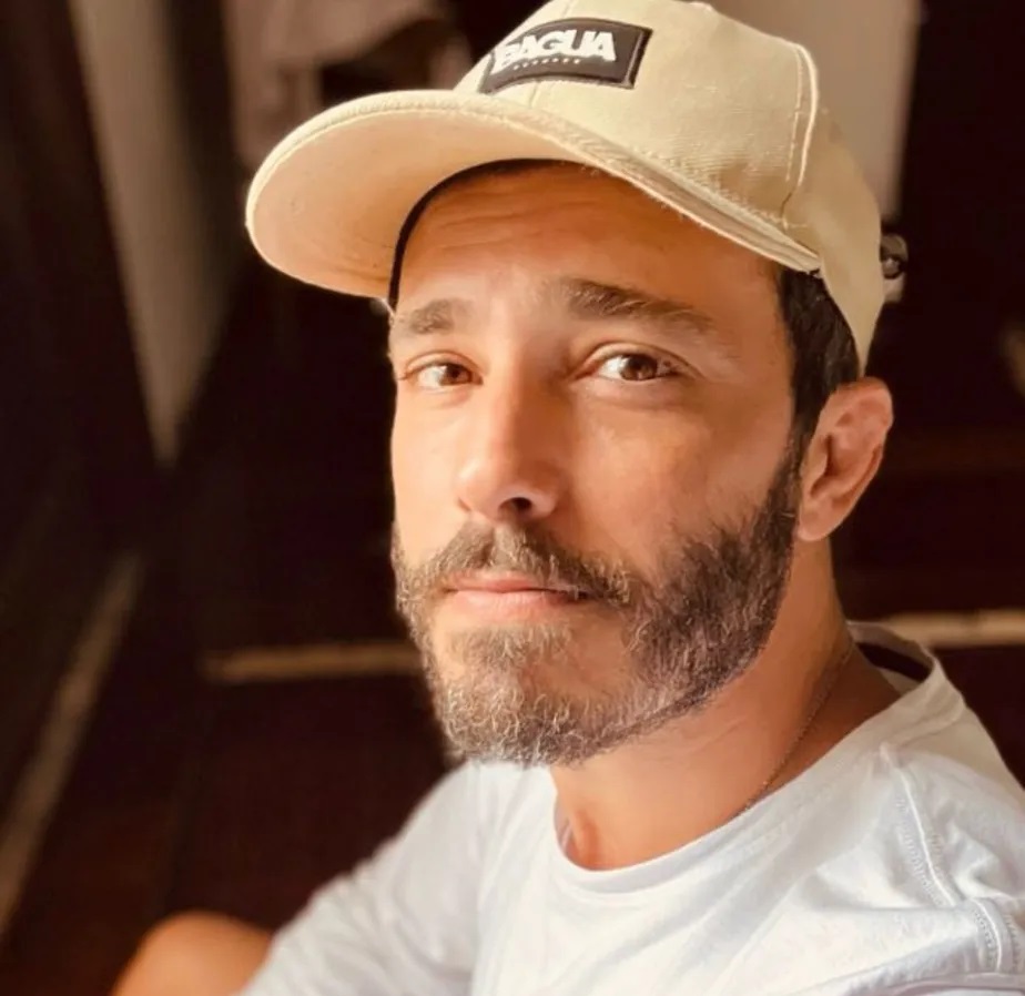 Ator Thiago Rodrigues é espancado por cinco em assalto e expõe foto de grave ferimento na cabeça