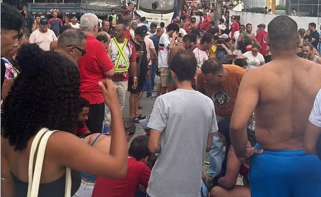 Micro-ônibus mata 4 pessoas e deixa mais de 20 feridos durante procissão no Domingo de Páscoa