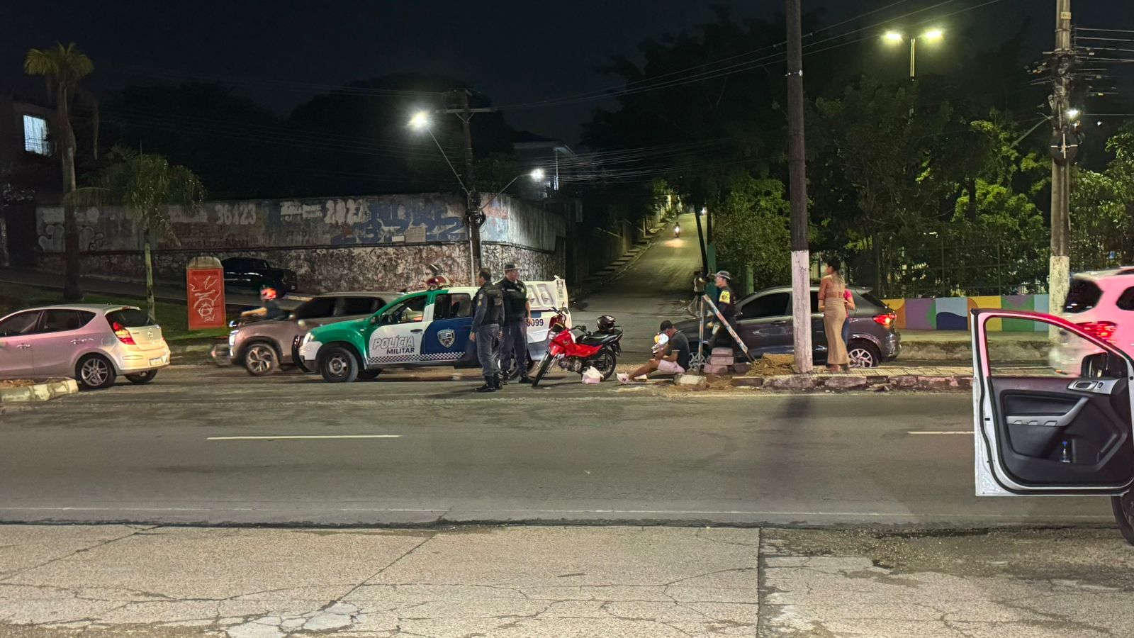 Motociclista se desequilibra ao passar por buraco e bate em 2 carros na Avenida Rodrigo Otávio