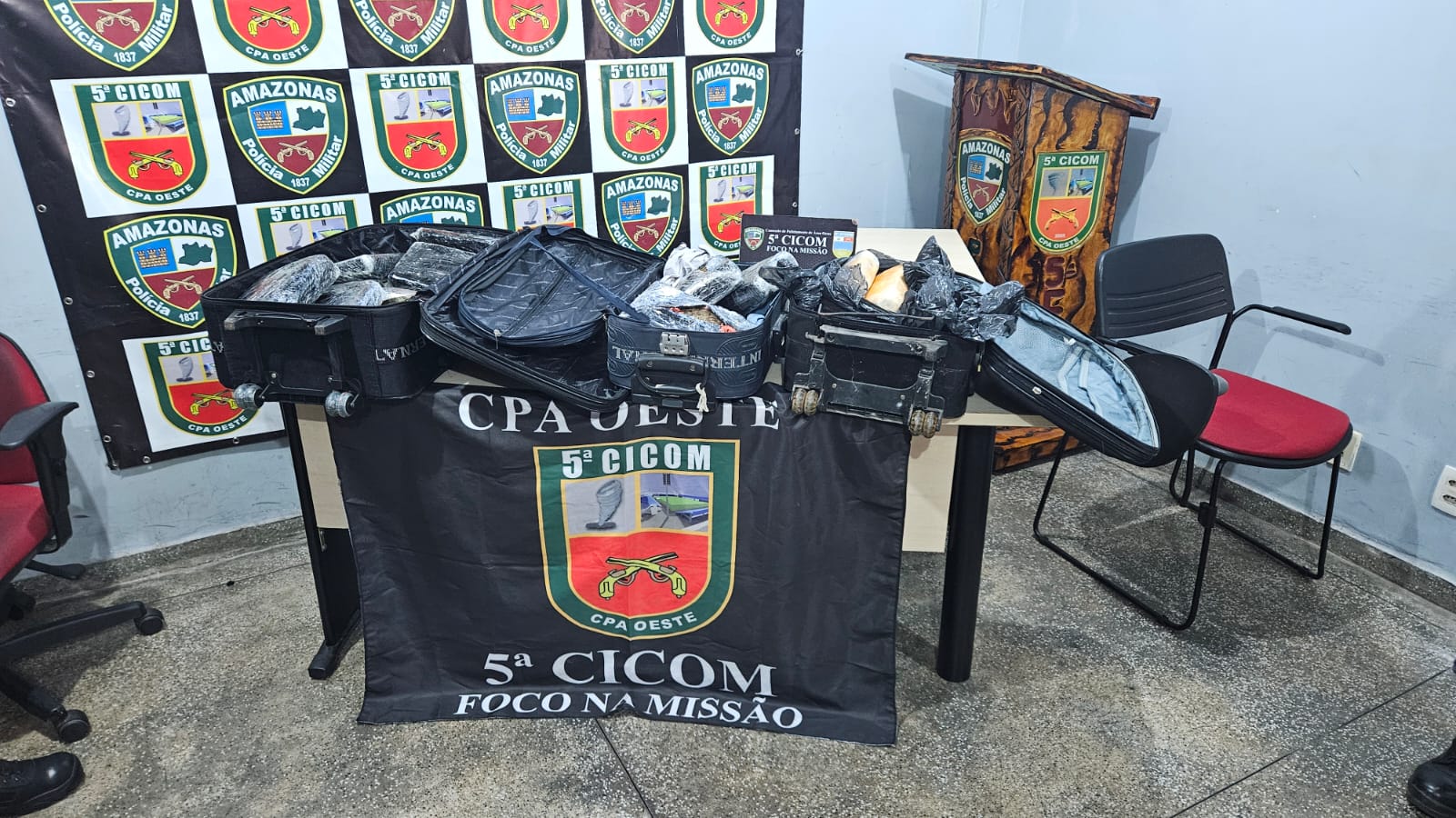 Polícia encontra 13 tabletes de drogas em malas abandonadas no Porto do São Raimundo