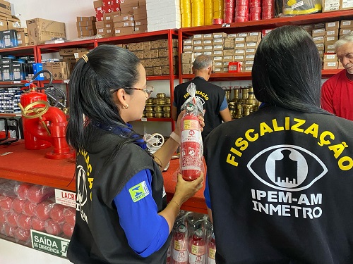 Panelas de pressão, extintores e fogão a gás são fiscalizados em comércios de Manaus