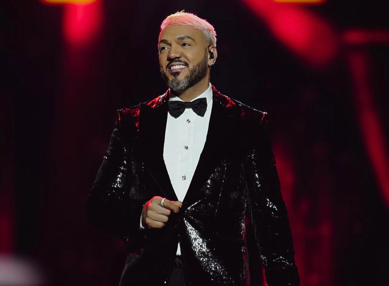 Belo revela que não está solteiro durante Domingão do Huck