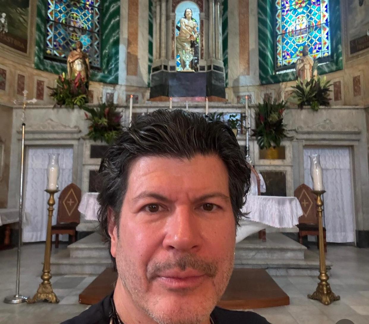 Paulo Ricardo visita igreja de Manaus que o inspirou para capa do novo álbum