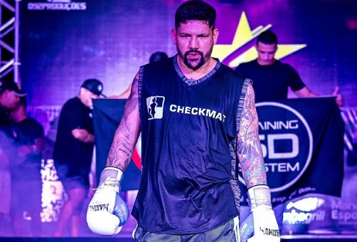 Lutador de MMA suspeito de agredir cantora é procurado pela polícia em Manaus