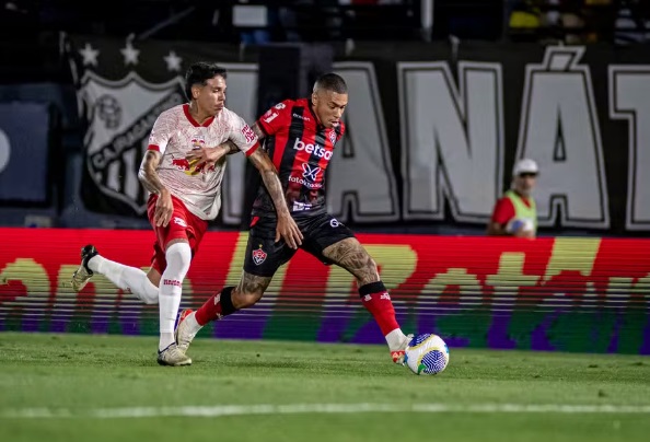 Vitória entra na zona de rebaixamento após perder de virada para o Bragantino