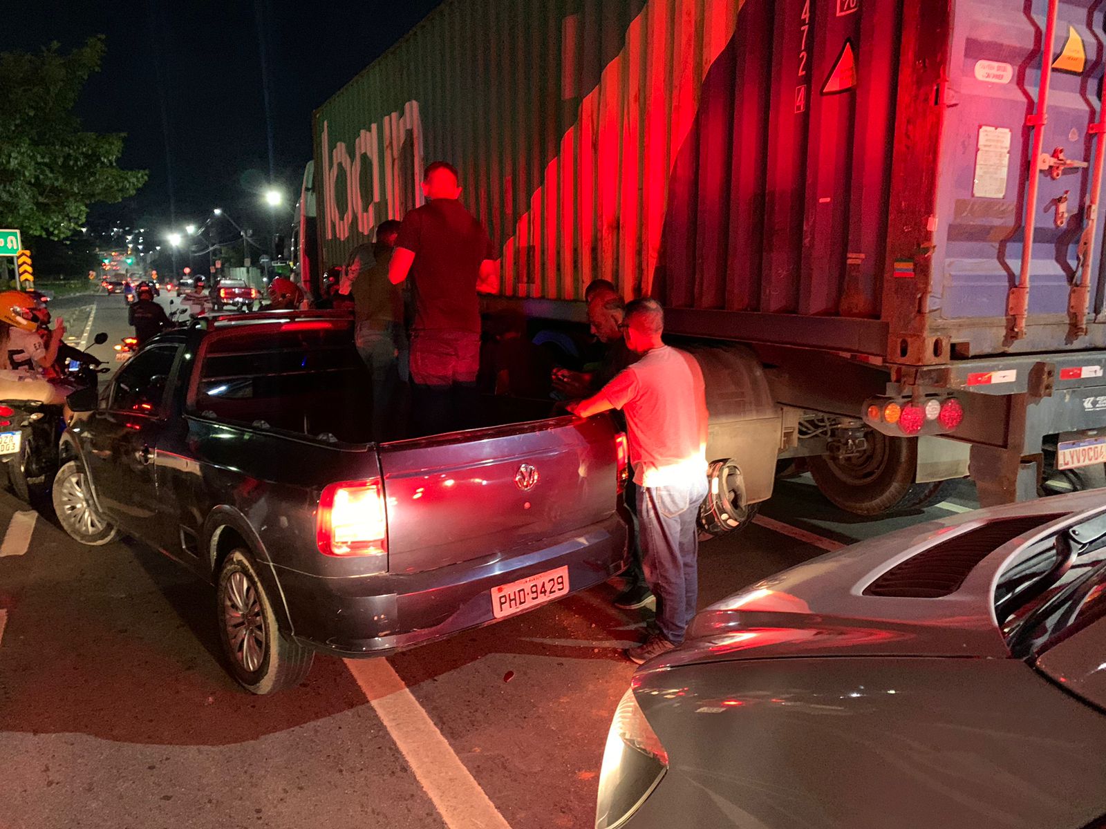 Motociclista de app e passageira são imprensados entre carro e carreta na Avenida das Torres
