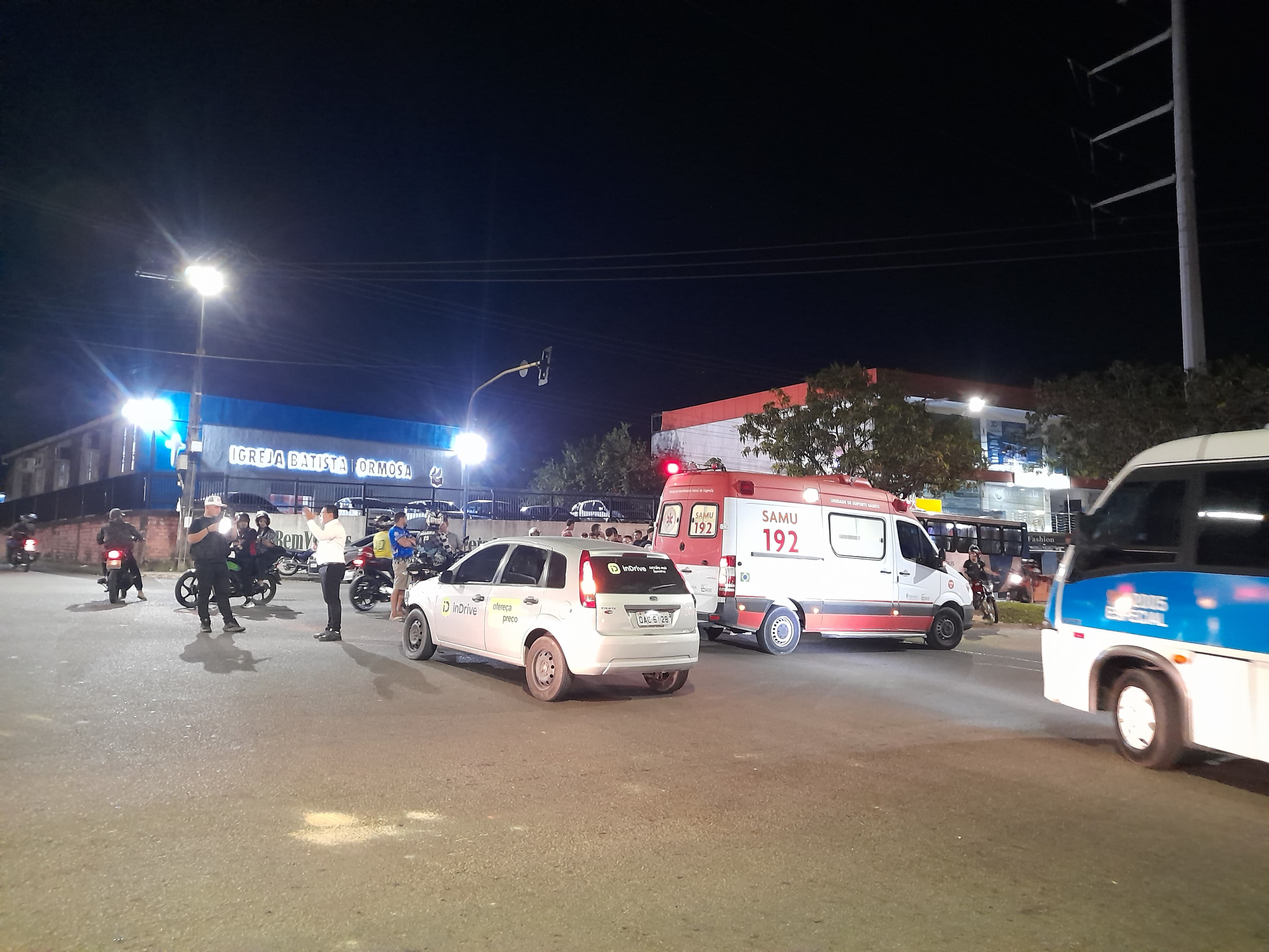 Motociclista ultrapassa sinal vermelho e é atingido por carro no Monte das Oliveiras