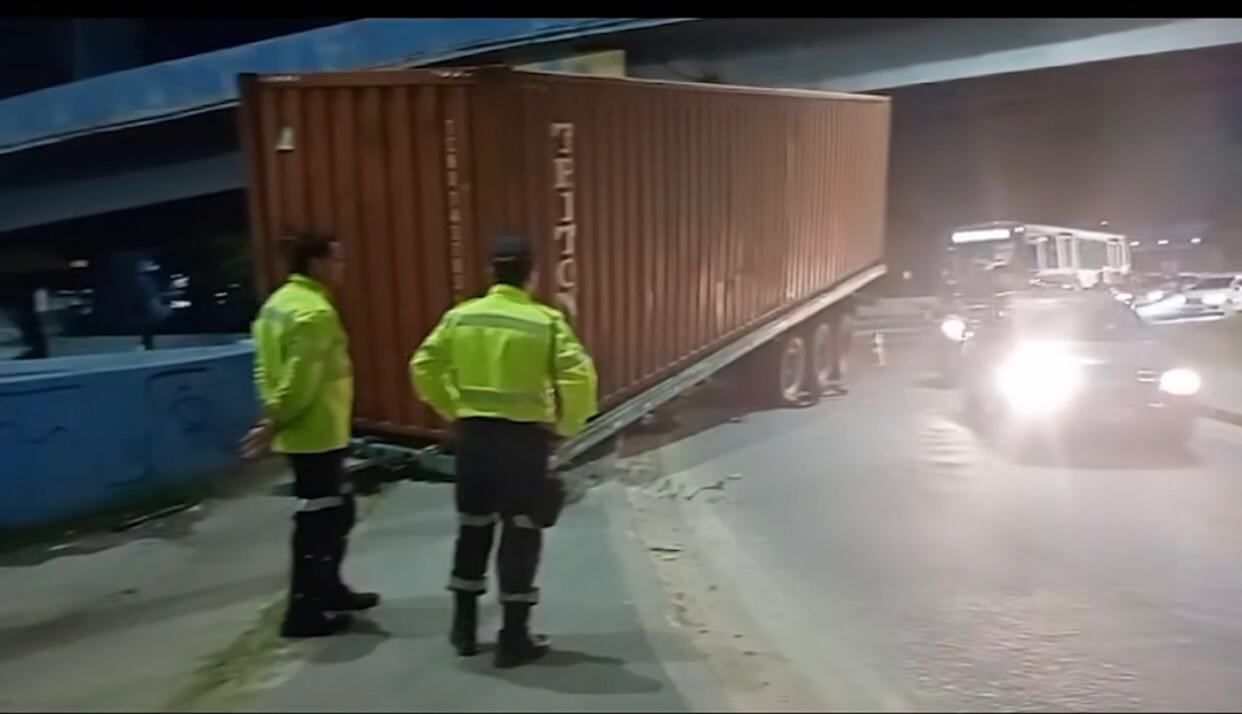 Container se desprende de carreta na rotatória do São José