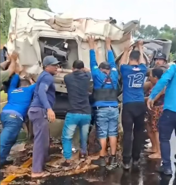 Motorista fica preso às ferragens após acidente com caminhão na AM-010