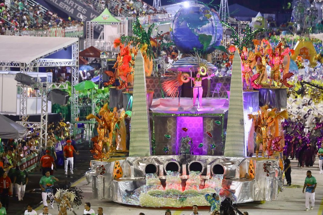 Oito escolas do Grupo especial fazem a festa na avenida no Carnaval de Manaus