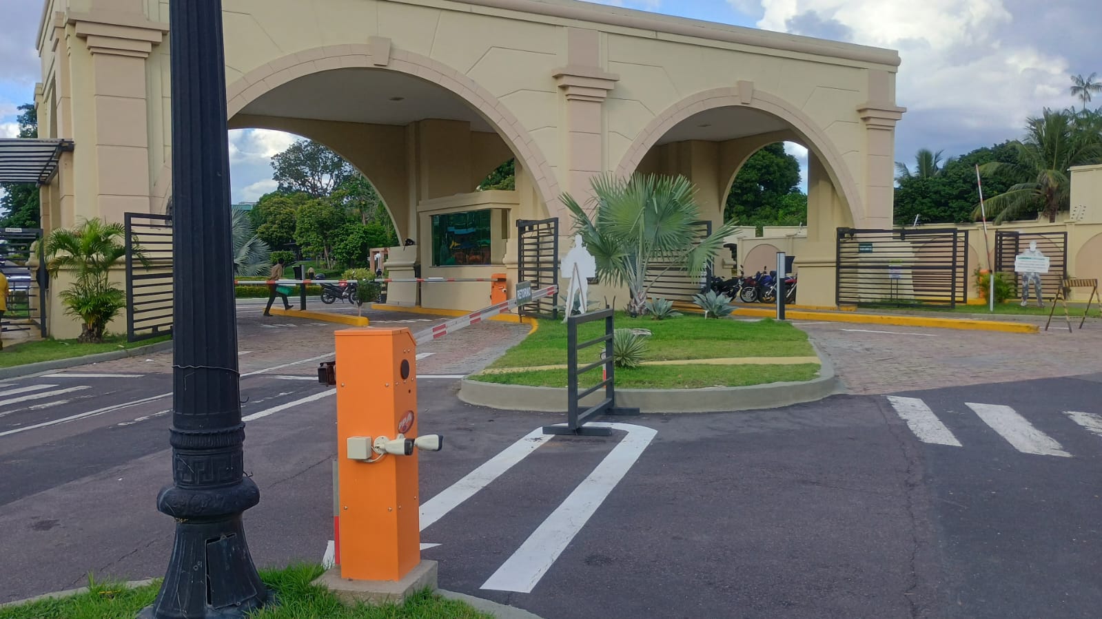 Operação da PC cumpre mandado contra empresário em condomínio de luxo em Manaus