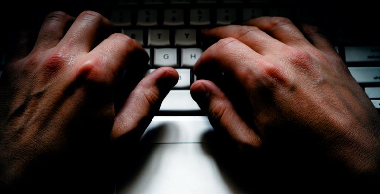 Professor é investigado por assédio após comentar ‘delícia e gostosa’ em foto de aluna