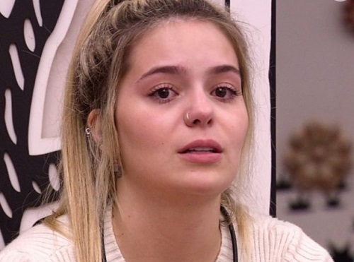 Viih Tube recebe atendimento médico após machucar o pé na festa do BBB21