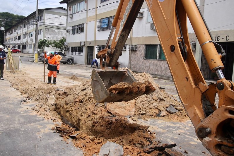 Obra emergencial recupera rede de drenagem na Constantino Nery em Manaus