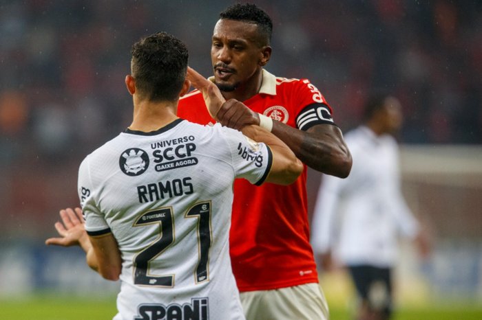 Senado aprova pena maior para injúria racial em eventos esportivos e no humor