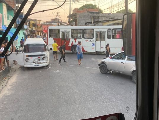 Acidente com carros deixa motorista ferido em Manaus